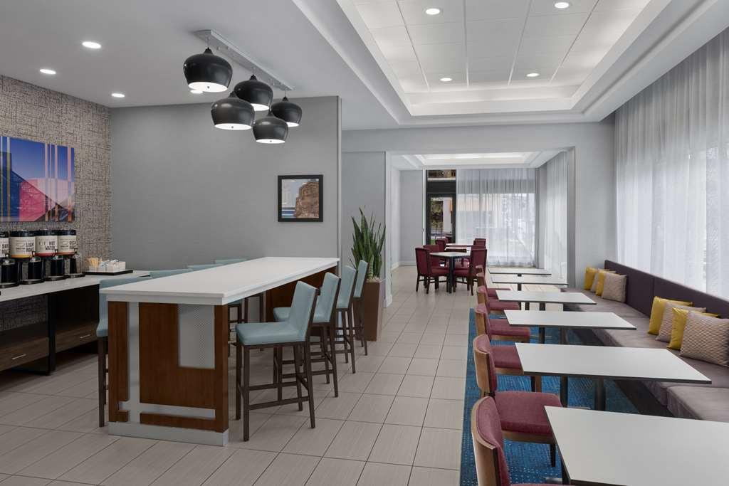 Hampton Inn Cleveland-Downtown Ресторант снимка