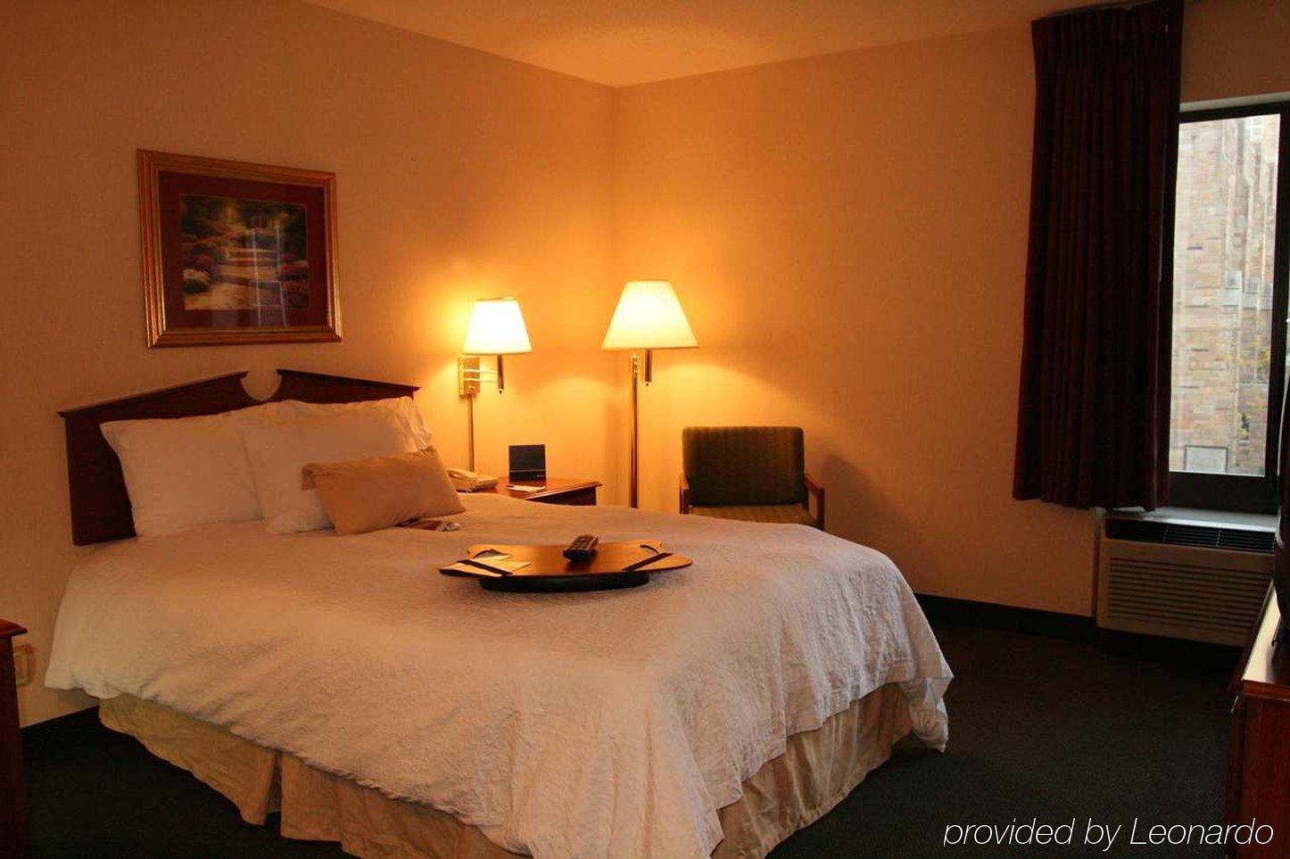 Hampton Inn Cleveland-Downtown Стая снимка