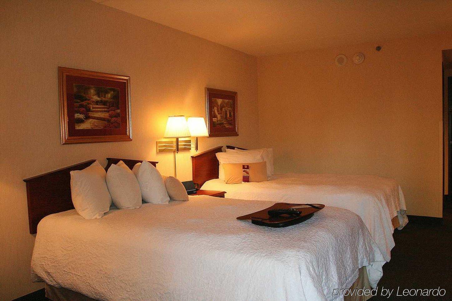 Hampton Inn Cleveland-Downtown Стая снимка